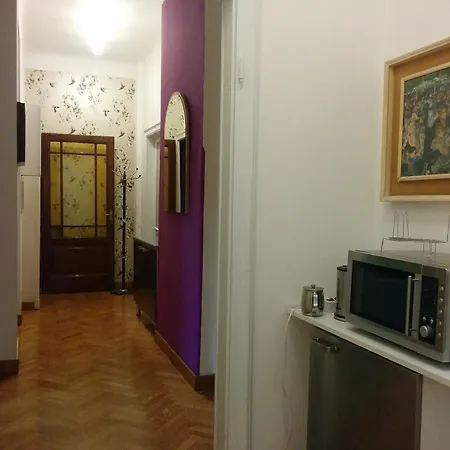 Adam's House 旅馆