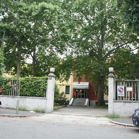 Отель Garden 2*