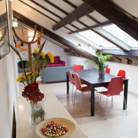 Urban Travellers Apartment *
