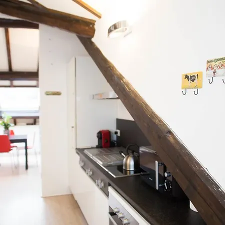 Urban Travellers Apartment *