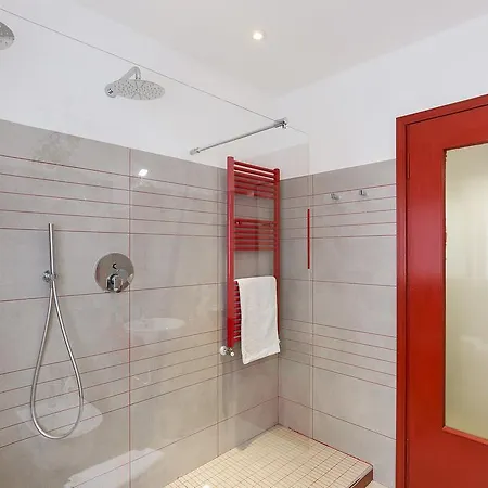 Rosso A Milano, Vicino Allo Ieo * ميلان