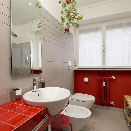 Rosso A Milano, Vicino Allo Ieo * Milano