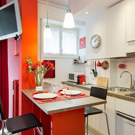 Rosso A Milano, Vicino Allo Ieo *