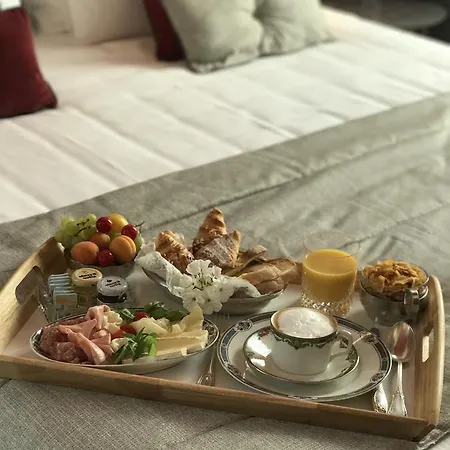 Oda ve Kahvaltı Conti 4*