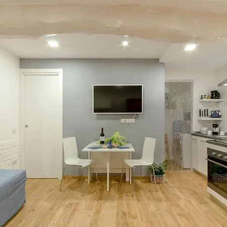 Daire Brand New! Luxurious In Heart Of
