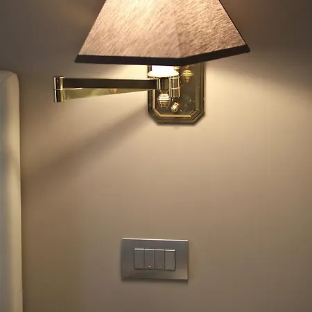 לינה וארוחת בוקר Bronzino House 3*