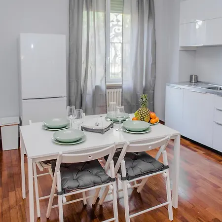 Modern And Stylish Porta Romana Apartament