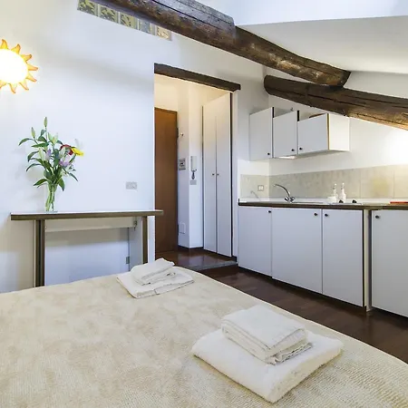 Lägenhet Porta Venezia Stylish Mansarda