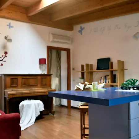 Enchanting Wood Attic Close To Isola District Apartment Milan