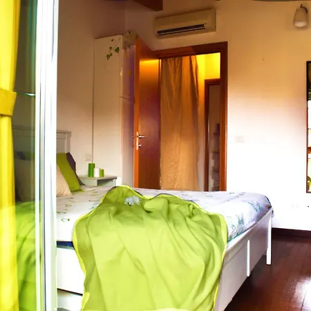 Enchanting Wood Attic Close To Isola District * Milan