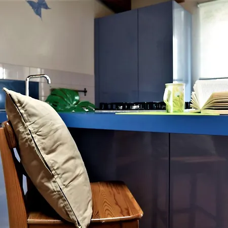 Enchanting Wood Attic Close To Isola District Milan