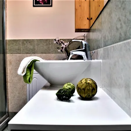 Enchanting Wood Attic Close To Isola District *