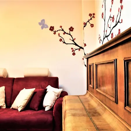 Enchanting Wood Attic Close To Isola District *
