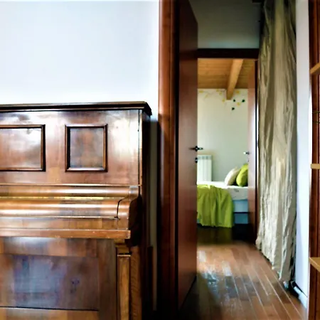 Enchanting Wood Attic Close To Isola District *
