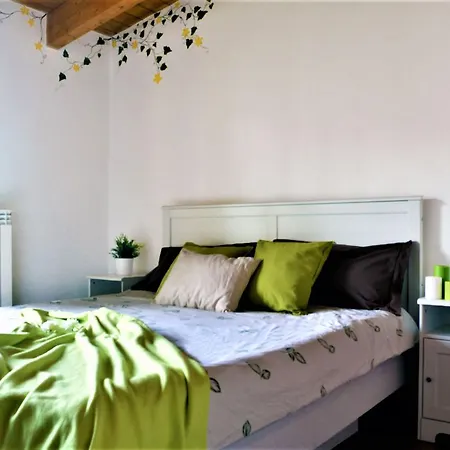 Enchanting Wood Attic Close To Isola District Milan
