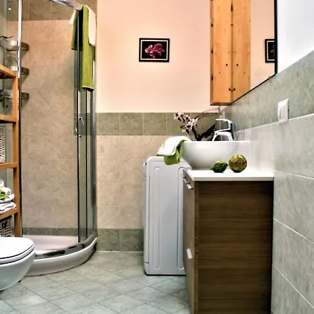 Enchanting Wood Attic Close To Isola District Apartment *