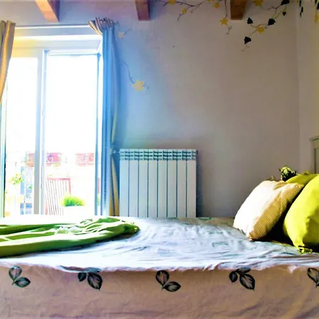 Enchanting Wood Attic Close To Isola District *