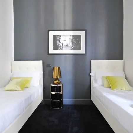 San Babila Halldis Apartment *