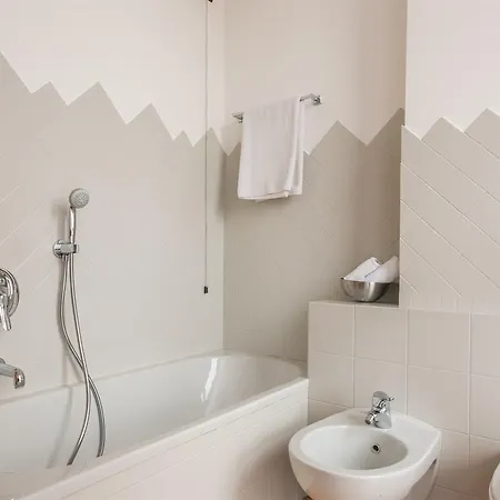 Sparkling 4 Bedroom Apartment In Milan 아파트 *