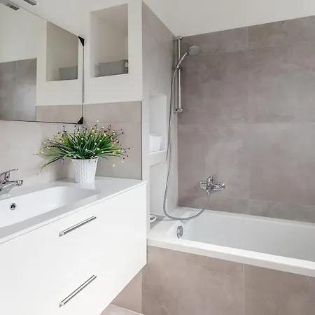 Guesthost - Business Balcony Flat *