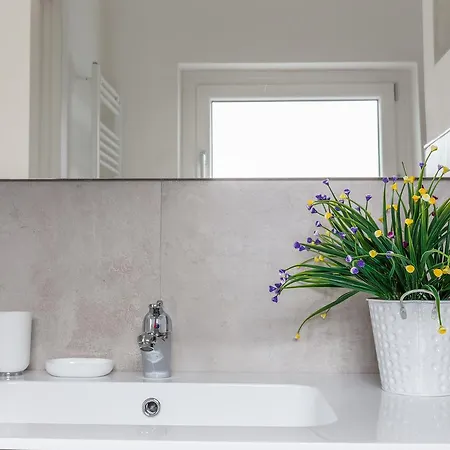 Guesthost - Business Balcony Flat