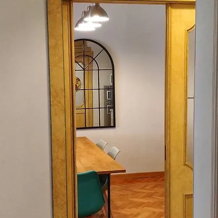 Roomy Duomo & San Babila Apartment *