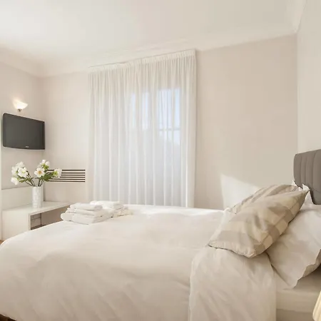 Hotel Royal Suites *