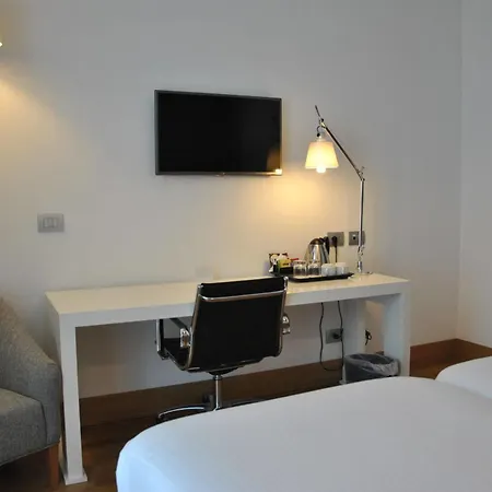 Отель Hilton Garden North 4*