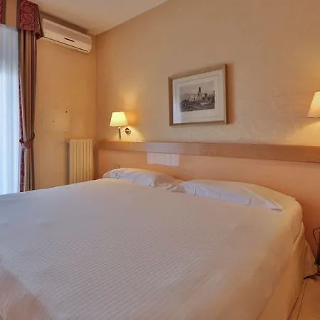 Aparthotel Unaway & Quark Due 4*