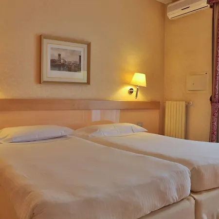 Aparthotel Unaway & Quark Due 4*