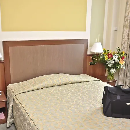 Lloyd Otel