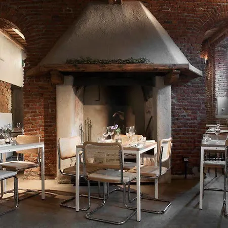 Un Posto A - All'interno Di Cascina Del 700 *