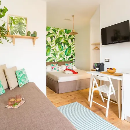 Duomo Views, Light, Jungle-inspired With Terrace Daire