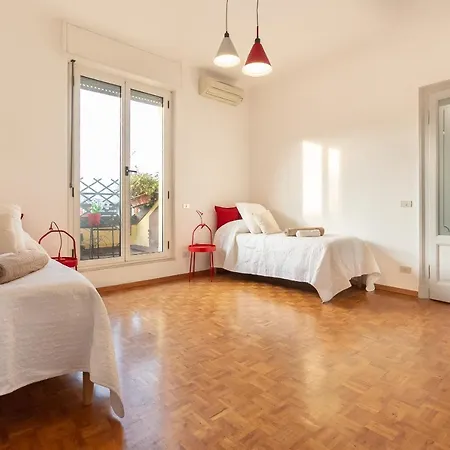 Alessia's Flat- Isola M5 Apartment *