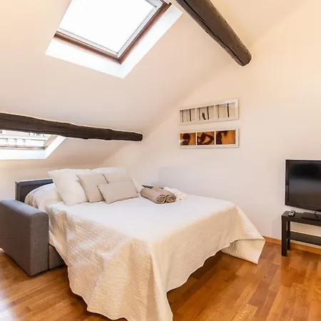 Alessia's Flat- Isola M5 Apartment *