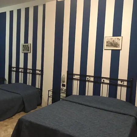 Vintage Hotel *