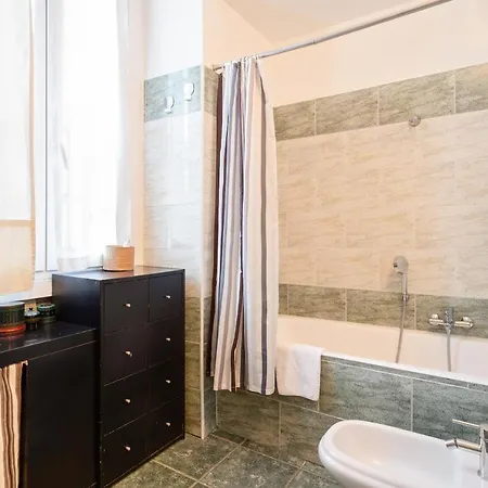 Guesthost - Cosy Nest Isola District Heart Apartament *