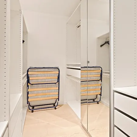 Guesthost - Elegant Loft With Balcony!