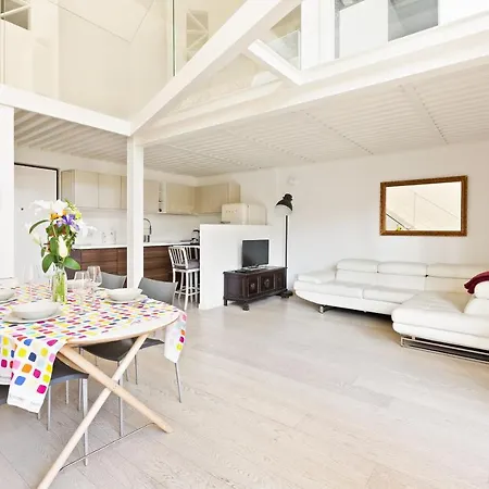 Elegant Loft With Balcony!