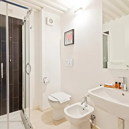 Guesthost - Elegant Loft With Balcony!