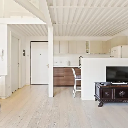 Elegant Loft With Balcony! Apartment *