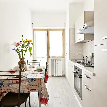 Renewed Balcony Flat With Garden Appartamento Milano