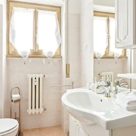 Renewed Balcony Flat With Garden Appartamento Milano