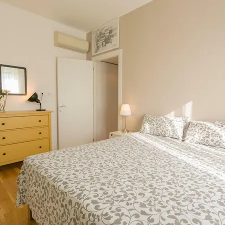 Charming One Bedroom In Апартаменты Милан