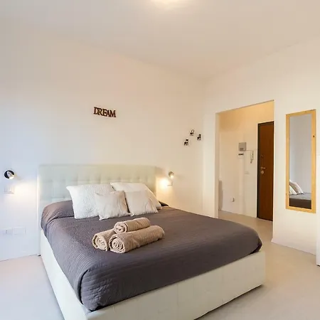 Alessia's Flat- M3 Corvetto Apartament *