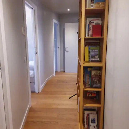 Bright And Spacious Top Foor Flat Apartment *