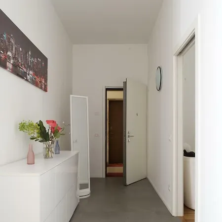 Exclusive 3 Bedrooms Near Duomo Μιλάνο
