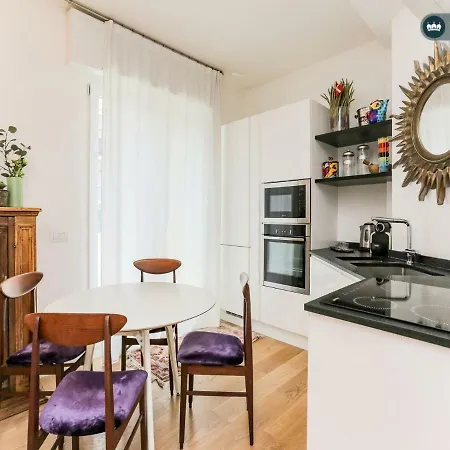 The Rent - With Balcony In Amendola Apartment Milan