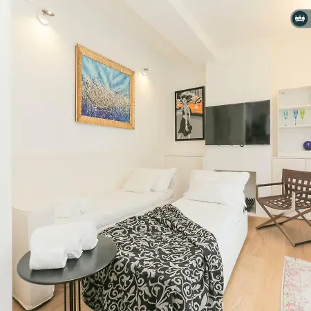The Rent - With Balcony In Amendola