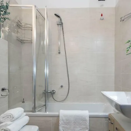 Altido For 4 With Terrace In A Quiet Residential Area *